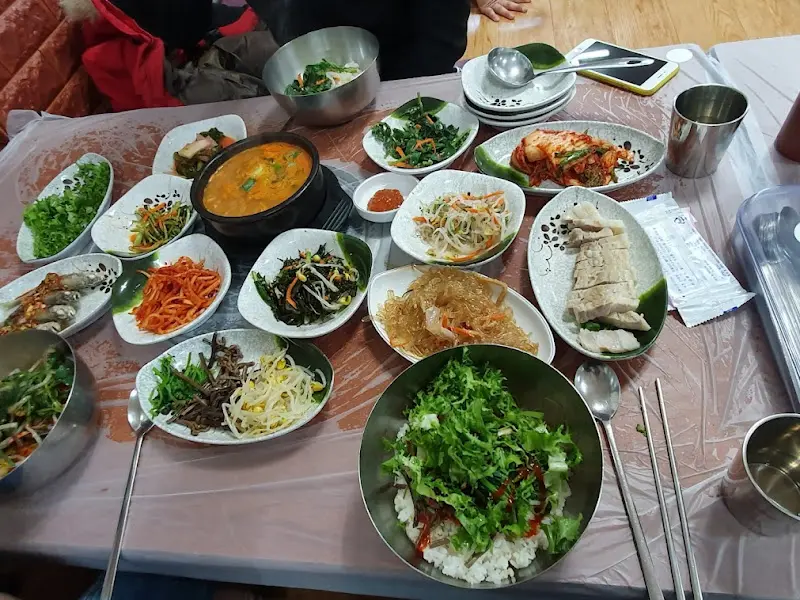 푸짐한 보리밥 정식 한 상 차림