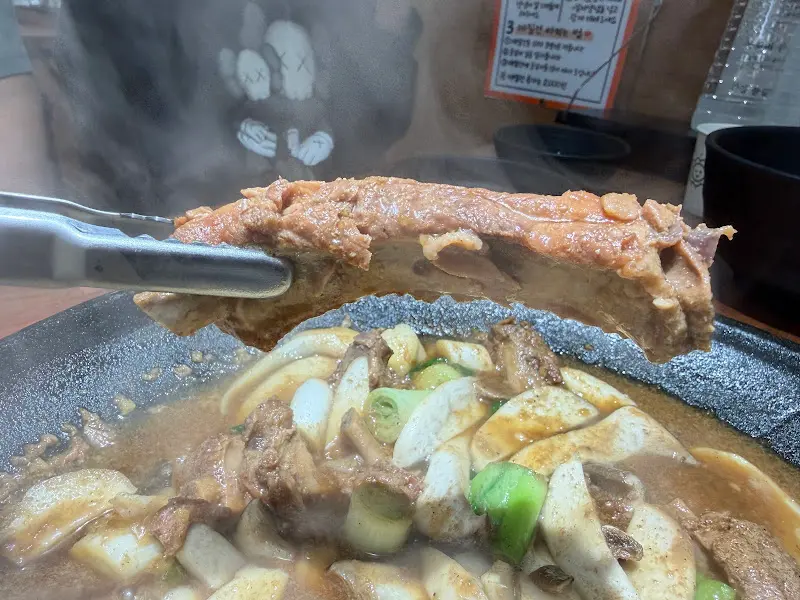 부드러운 등갈비를 들어올리는 모습