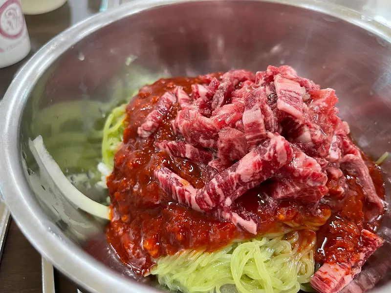 매콤달콤한 양념과 육회의 조화가 환상적인 육회냉면