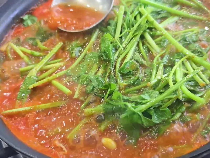 미나리 듬뿍 닭내장탕