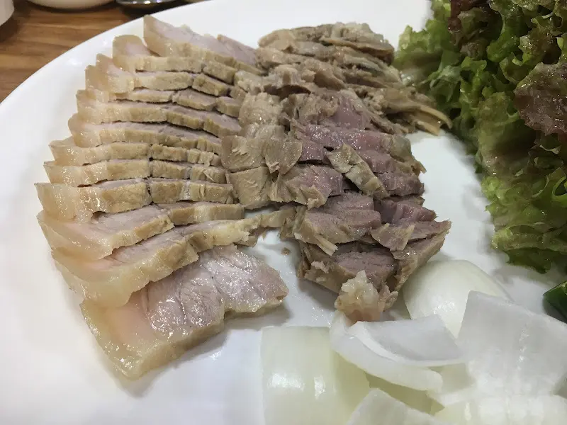 잘 삶아진 돼지고기 수육