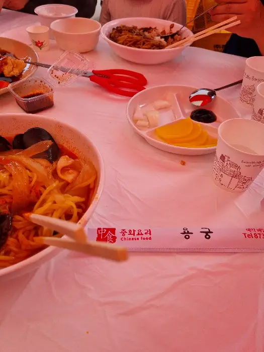 테이블 위에 놓인 다양한 중화요리