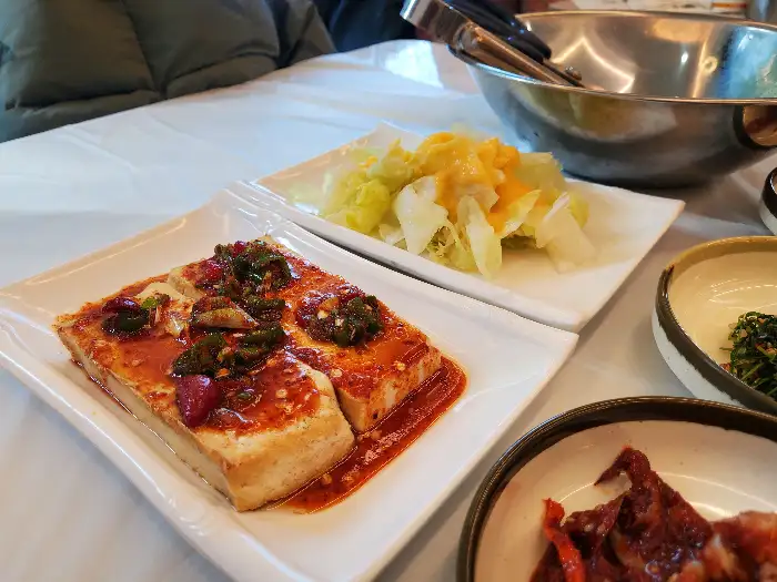 정갈하게 차려진 반찬과 밥