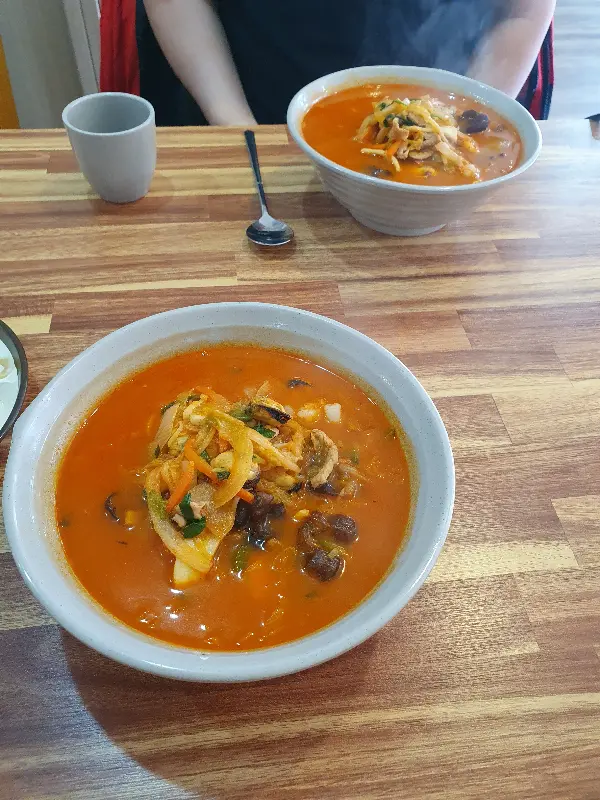 테이블 위에 놓인 짬뽕