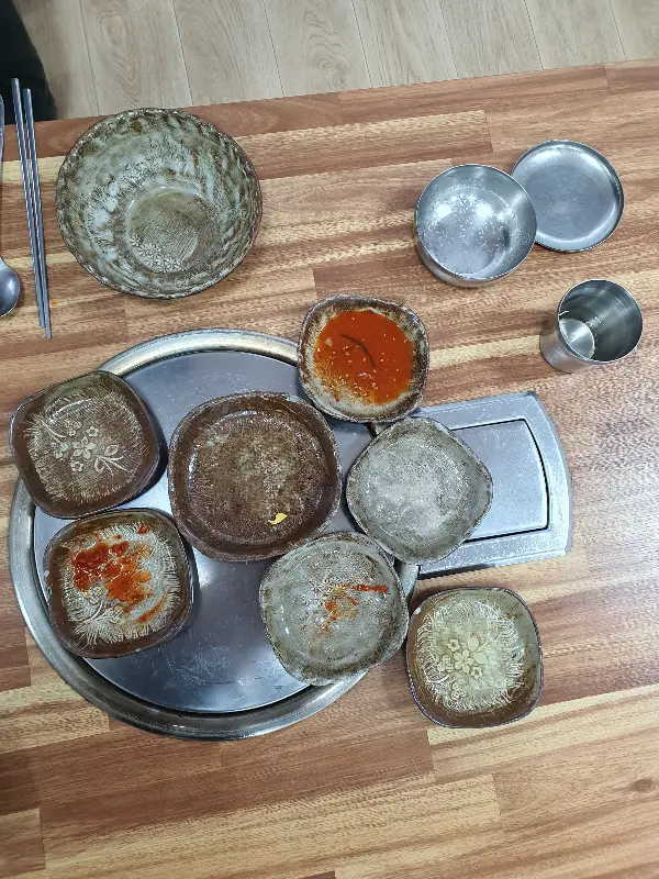 깔끔하게 비워진 식기