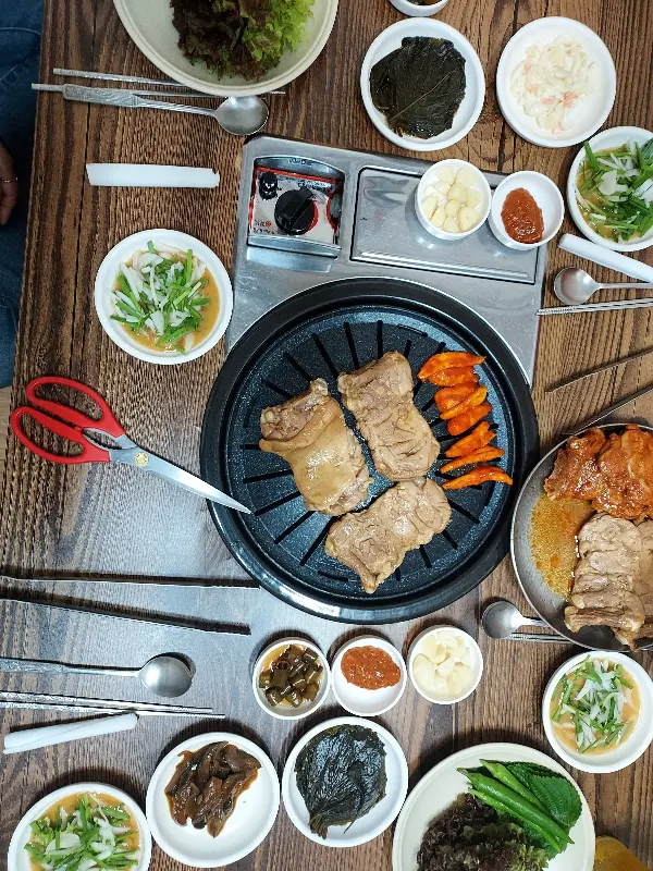 푸짐한 밑반찬과 숯불 닭갈비 한 상 차림