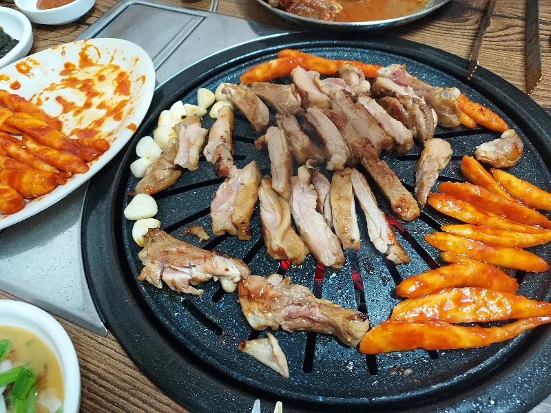 숯불에 구워지는 닭갈비, 더덕, 마늘