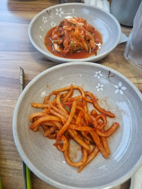 정갈하게 담겨 나온 밑반찬들