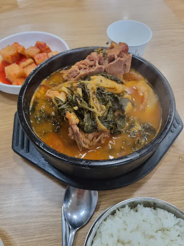 뼈해장국과 깍두기