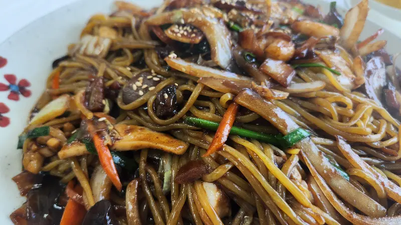 윤기가 흐르는 쟁반 짜장