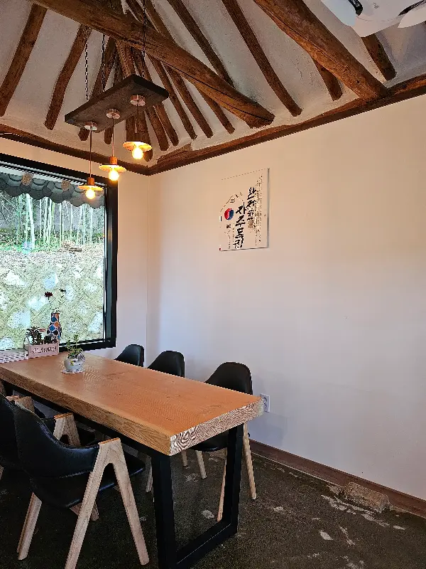 카페 내부 테이블