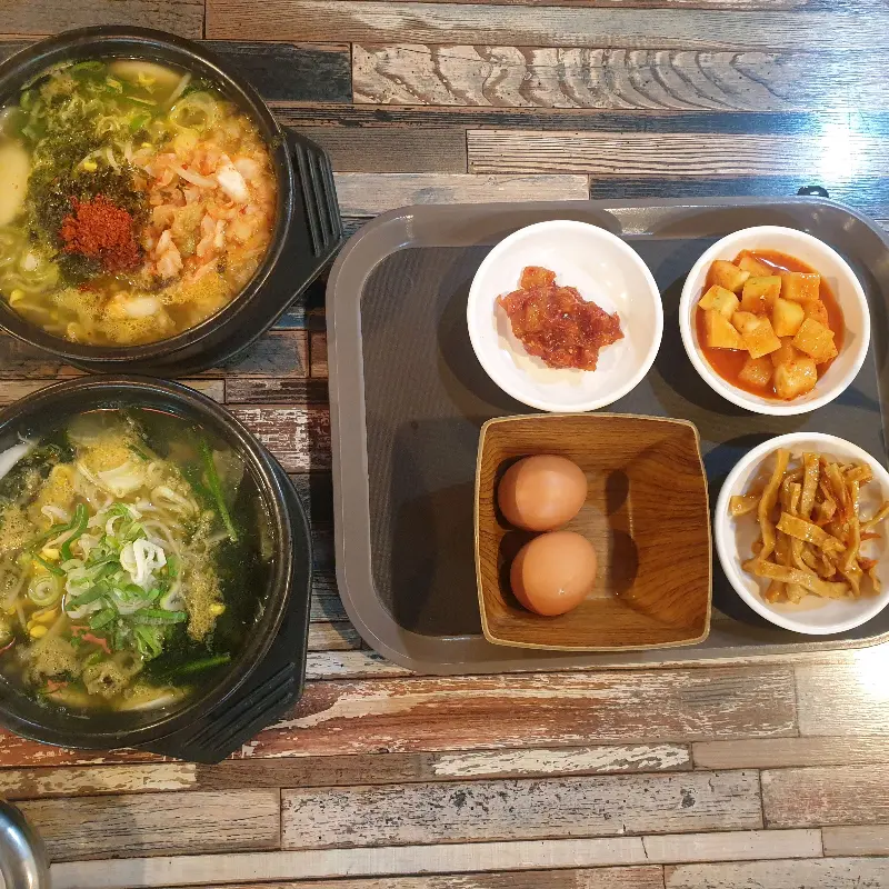 다양한 각도에서 찍은 콩나물 국밥