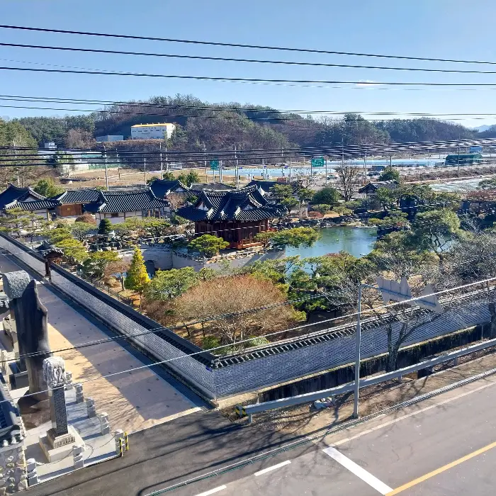 창밖으로 보이는 한옥 풍경