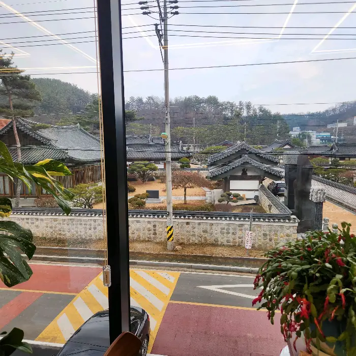 창밖으로 보이는 한옥 마을 풍경
