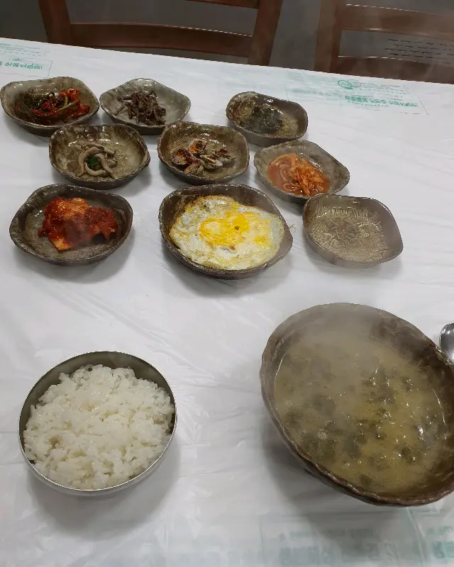 다슬기탕과 푸짐한 반찬