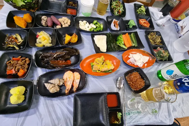 푸짐하게 차려진 한 상 차림