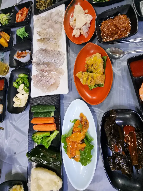 싱싱한 해산물과 다채로운 반찬들