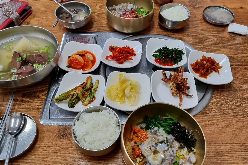 나비식당의 푸짐한 한 상 차림