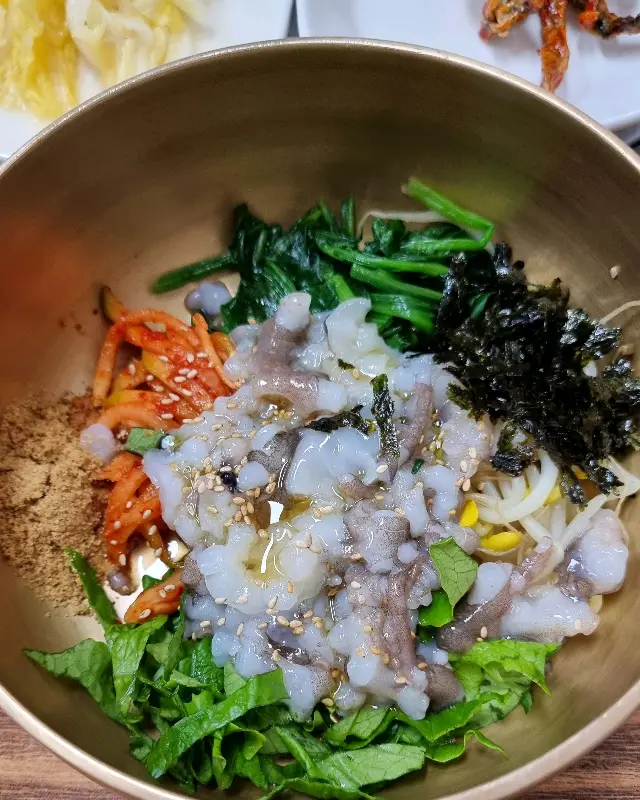 놋그릇에 담긴 산낙지 비빔밥