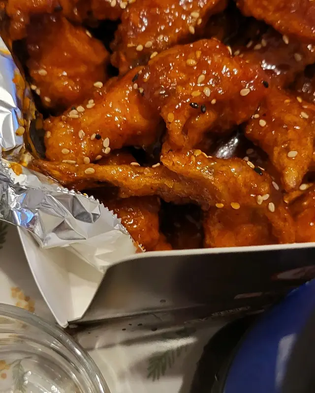 윤기가 흐르는 양념 통닭