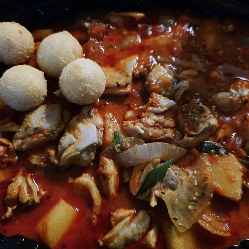 매콤한 양념이 일품인 오복통닭 무뼈닭발