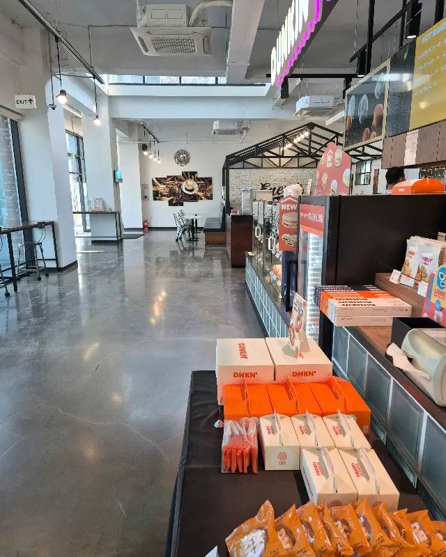 넓고 쾌적한 매장 내부