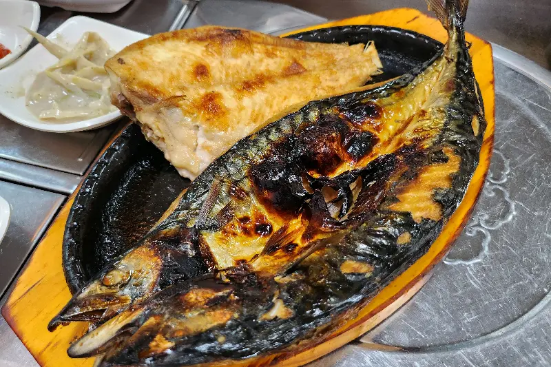 노릇하게 구워진 고등어 구이