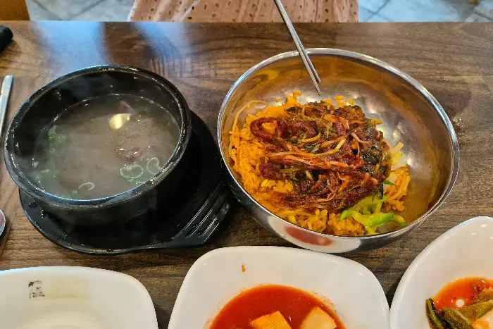 육회비빔밥과 선지국