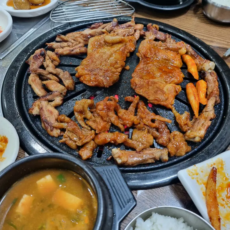 숯불에 구워지는 닭갈비와 더덕구이