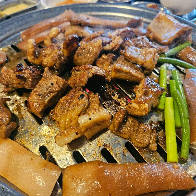 불판 위에서 맛있게 익어가는 껍데기