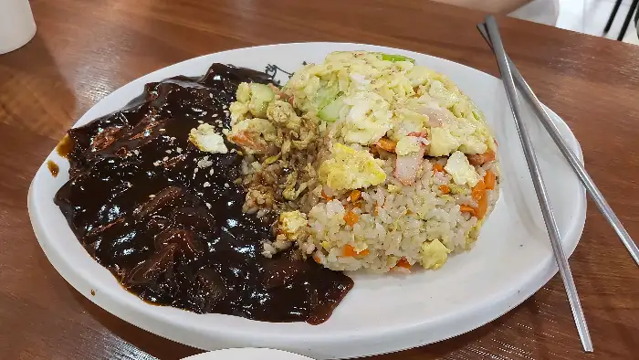짜장면과 볶음밥이 함께 나온 메뉴