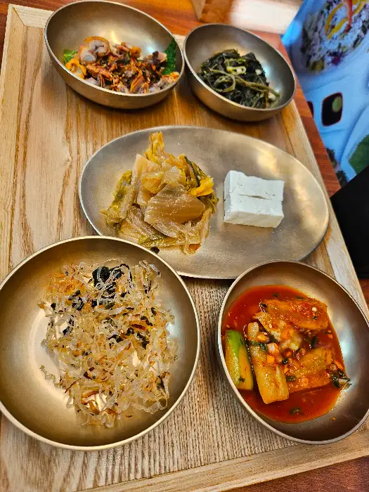 다양한 반찬과 밥이 정갈하게 차려져 있다.