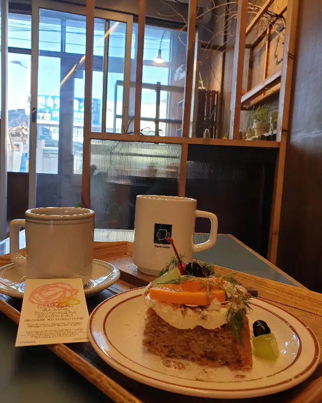 커피와 당근 케이크