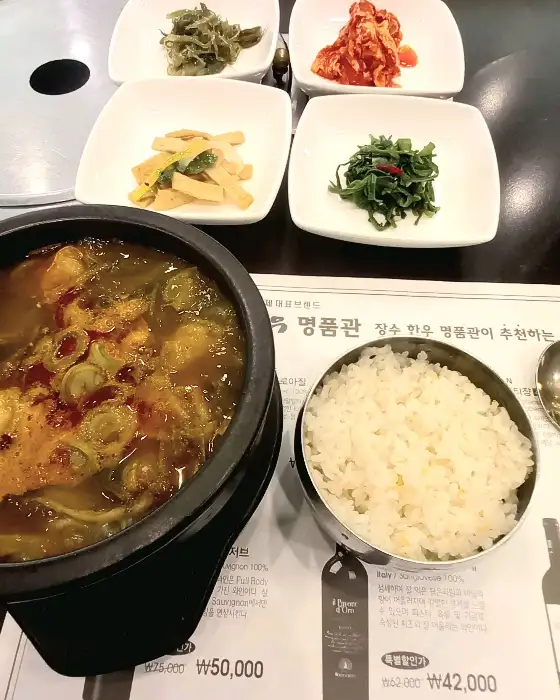 다양한 반찬과 식사