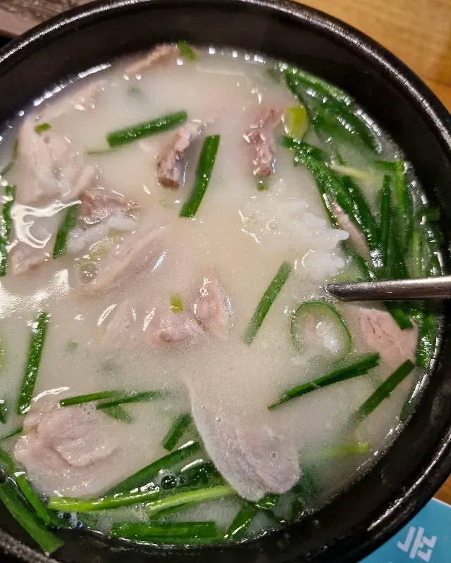 뽀얀 국물이 인상적인 돼지국밥