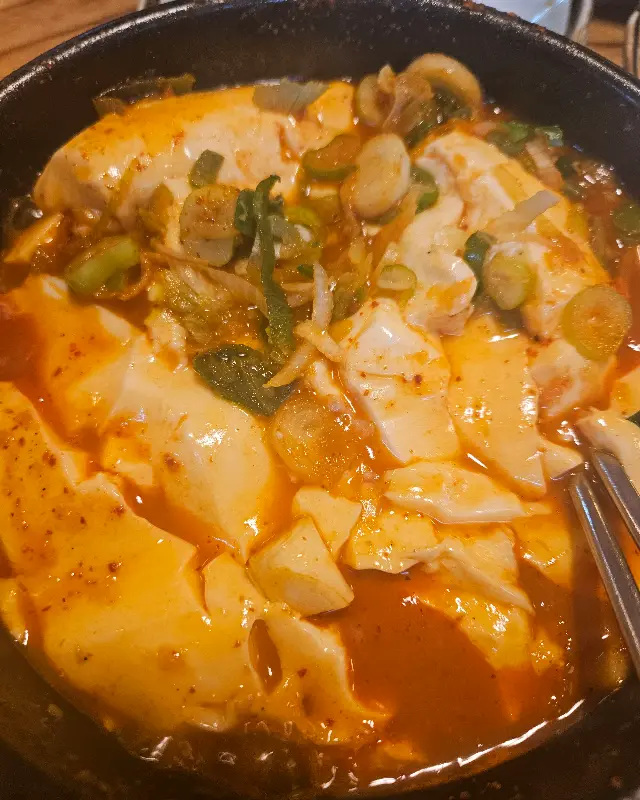 식당 내부 모습. 테이블과 의자가 정돈되어 있다.