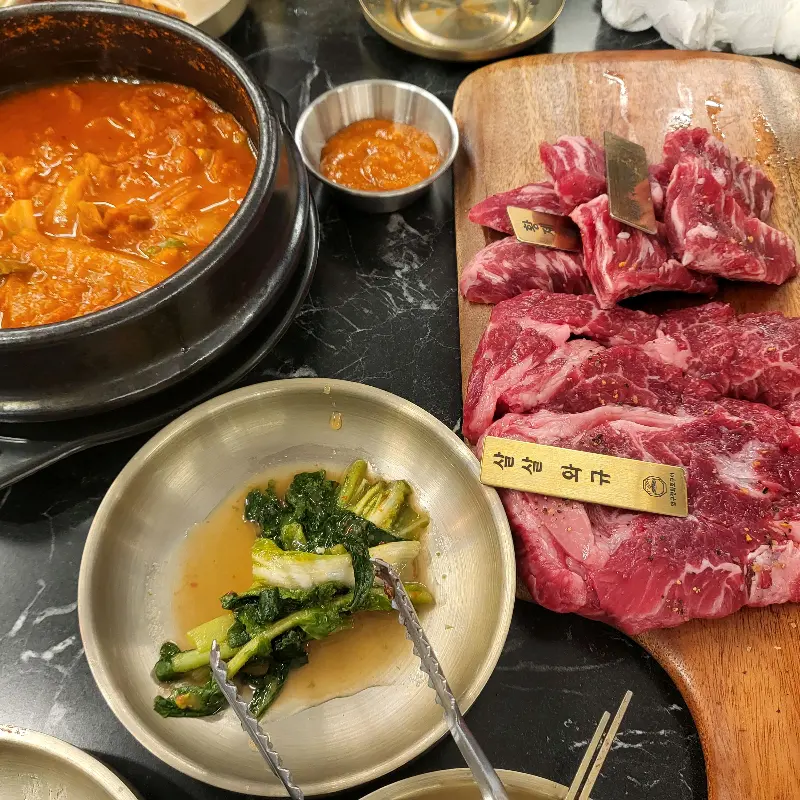 압구정화로구이 김치찌개와 소고기 한 상