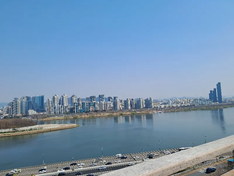 카페에서 보이는 한강과 도시 전경