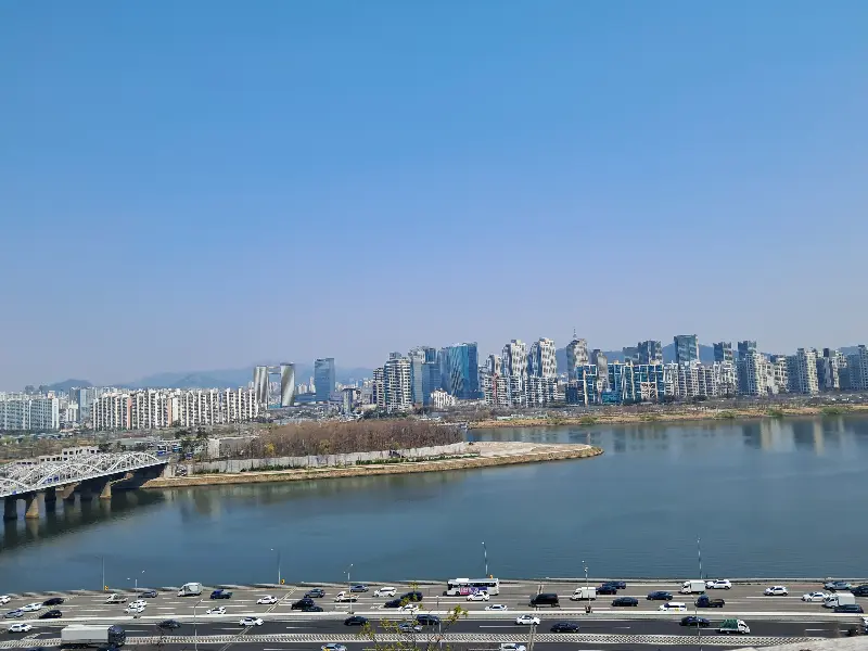 한강과 도시 풍경이 보이는 카페 창가