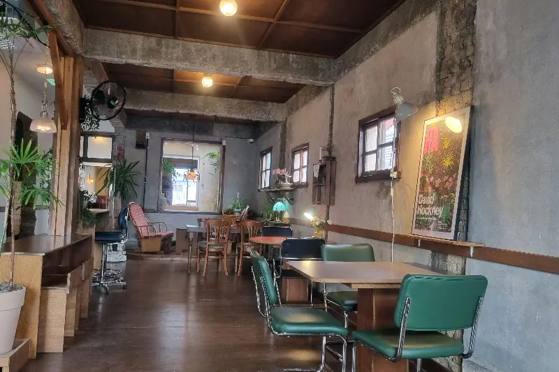 빈티지한 분위기의 땡큐커피 내부