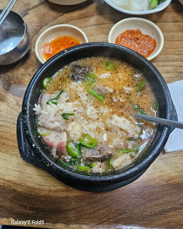 밥이 말아진 순대국밥의 모습