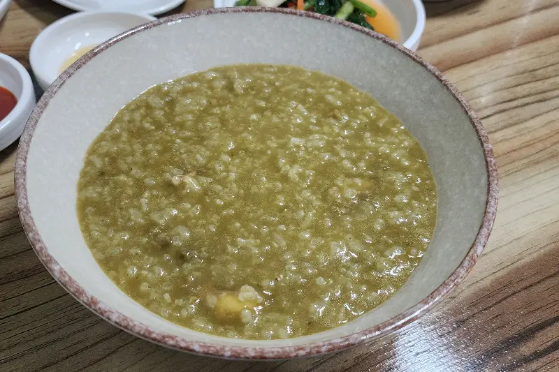 윤기가 흐르는 전복죽