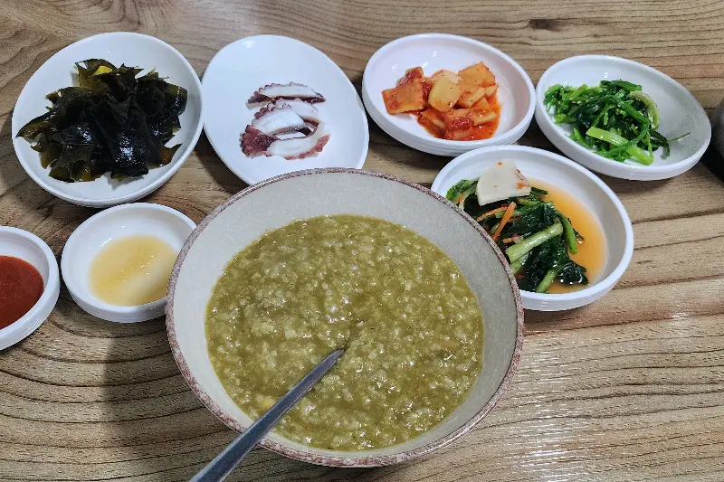 푸짐한 양의 전복죽