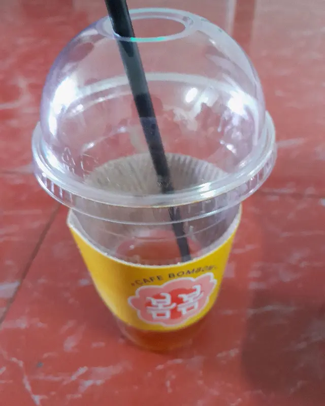 봄봄 로고가 새겨진 컵홀더