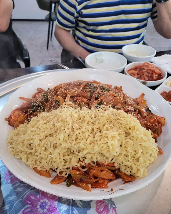 잘 익은 닭갈비와 라면 사리