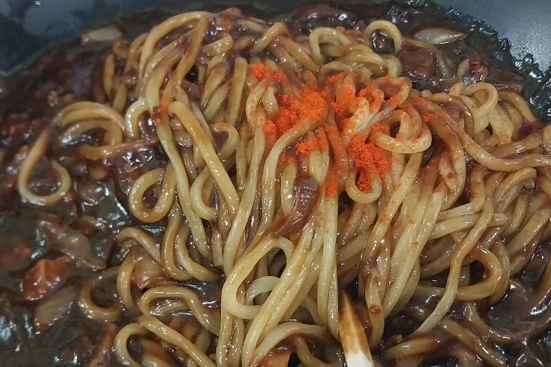 윤기가 자르르 흐르는 짜장면