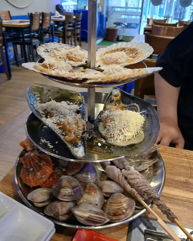 싱싱한 조개와 해산물이 가득한 조개찜