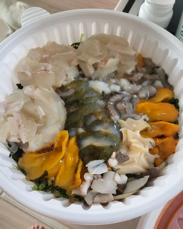 해산물이 듬뿍 들어간 물회 포장