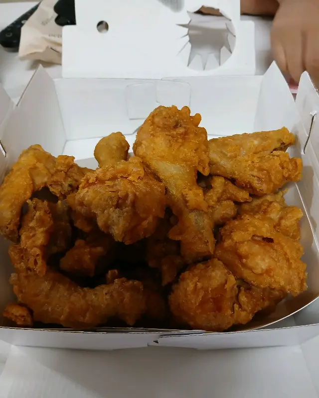 바삭한 튀김옷이 매력적인 후라이드 치킨