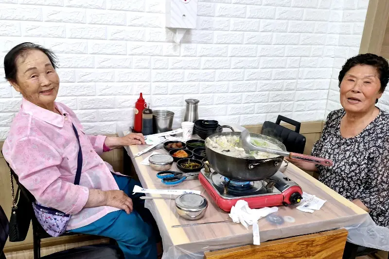 손님들로 북적이는 가게 내부